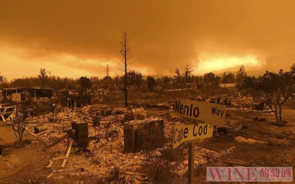 <b>美国加州遭遇史上最大规模山火</b>